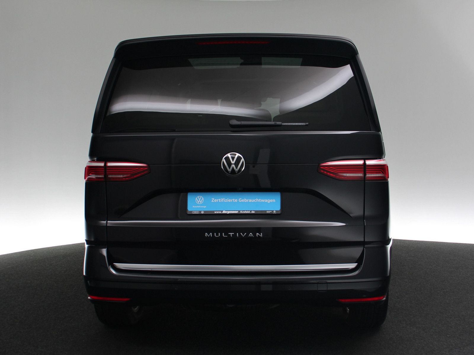 Volkswagen T7 Multivan 2.0 TDI Style - Samsaru's Car Outlet