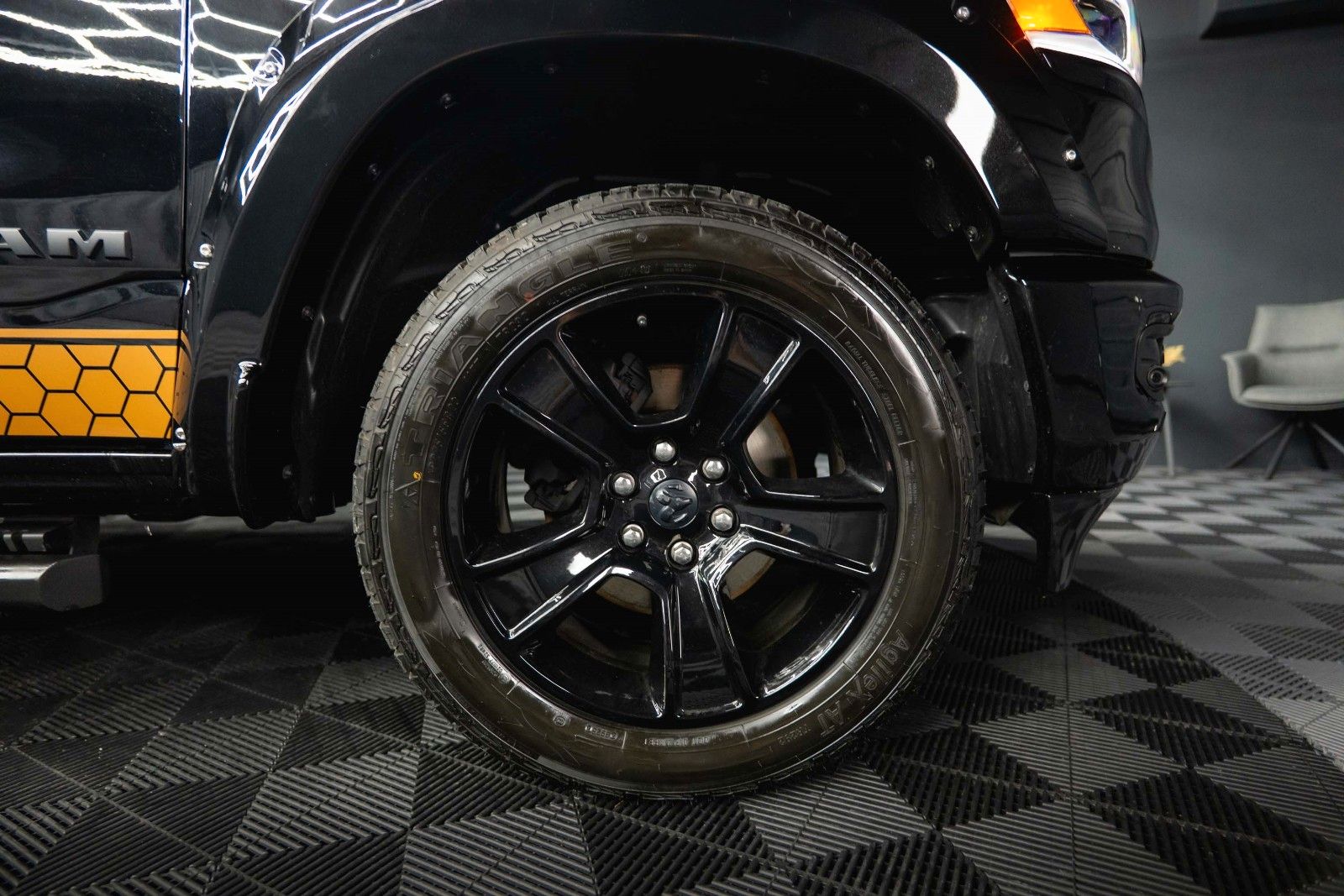 Dodge RAM 5.7 V8 HEMI 4x4 OFFROAD Night Limited 19%