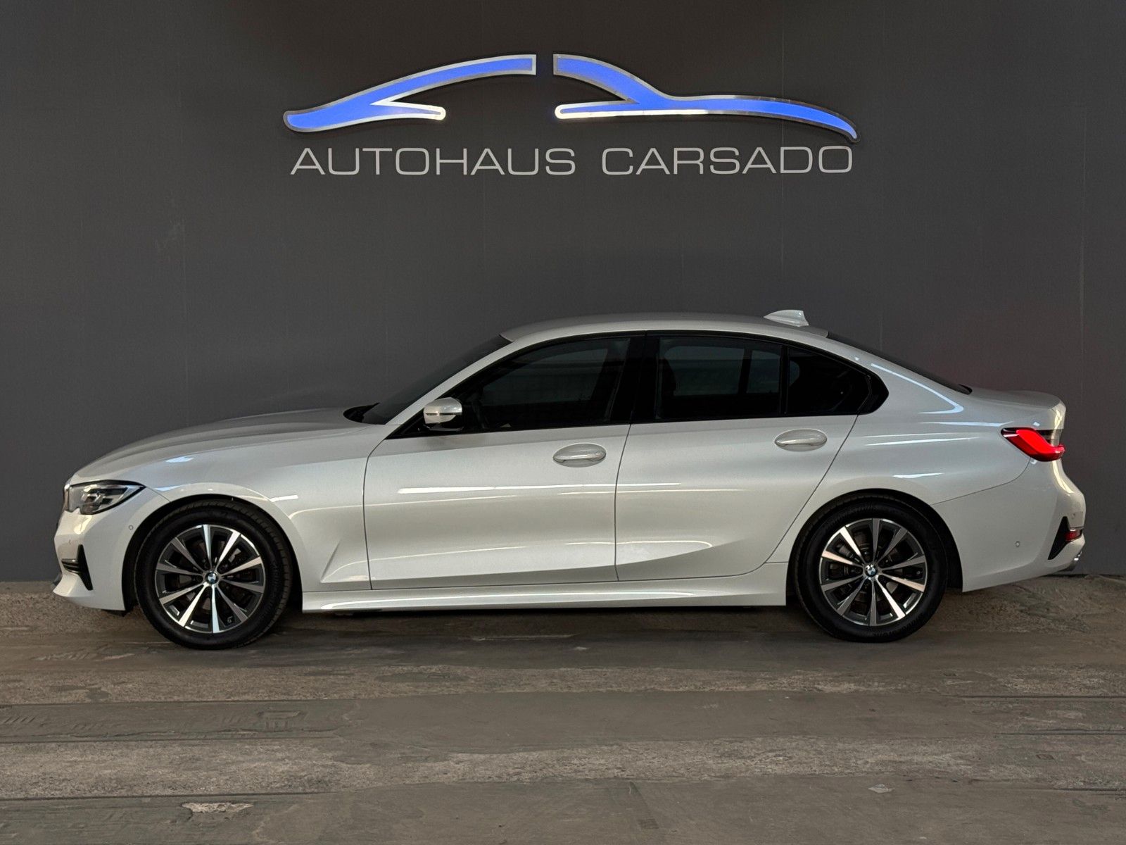 BMW 320i M-Sport - Samsaru's Car Outlet
