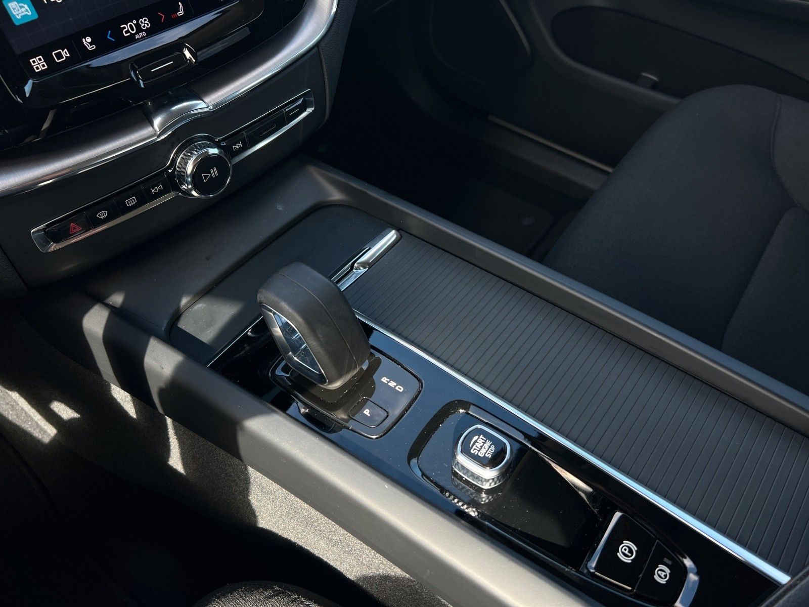 Volvo XC60 B4 Momentum Pro Geartronic AWD - Samsaru's Car Outlet
