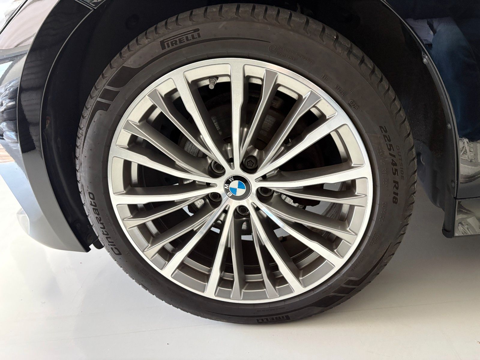 BMW 320 d xDrive /Curved-Display/LED/AHK/18"