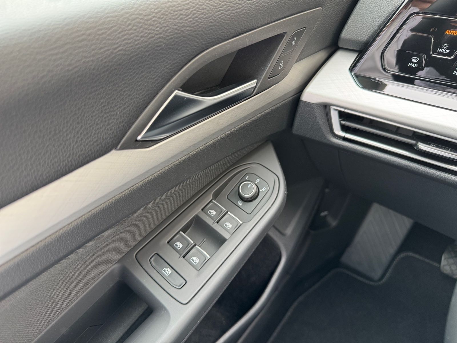 Volkswagen Golf VIII 1.5 TSI Life - Samsaru's Car Outlet