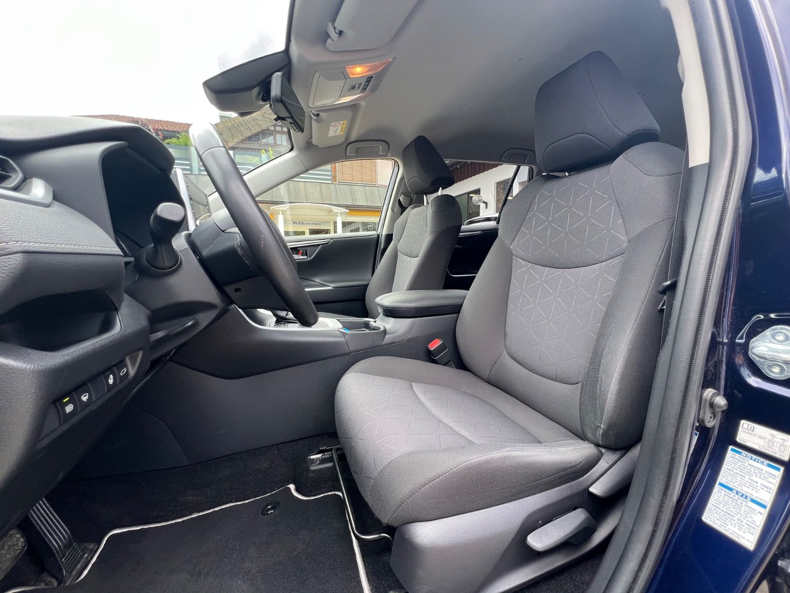Toyota RAV 4 Hybrid 4WD - Samsaru's Car Outlet