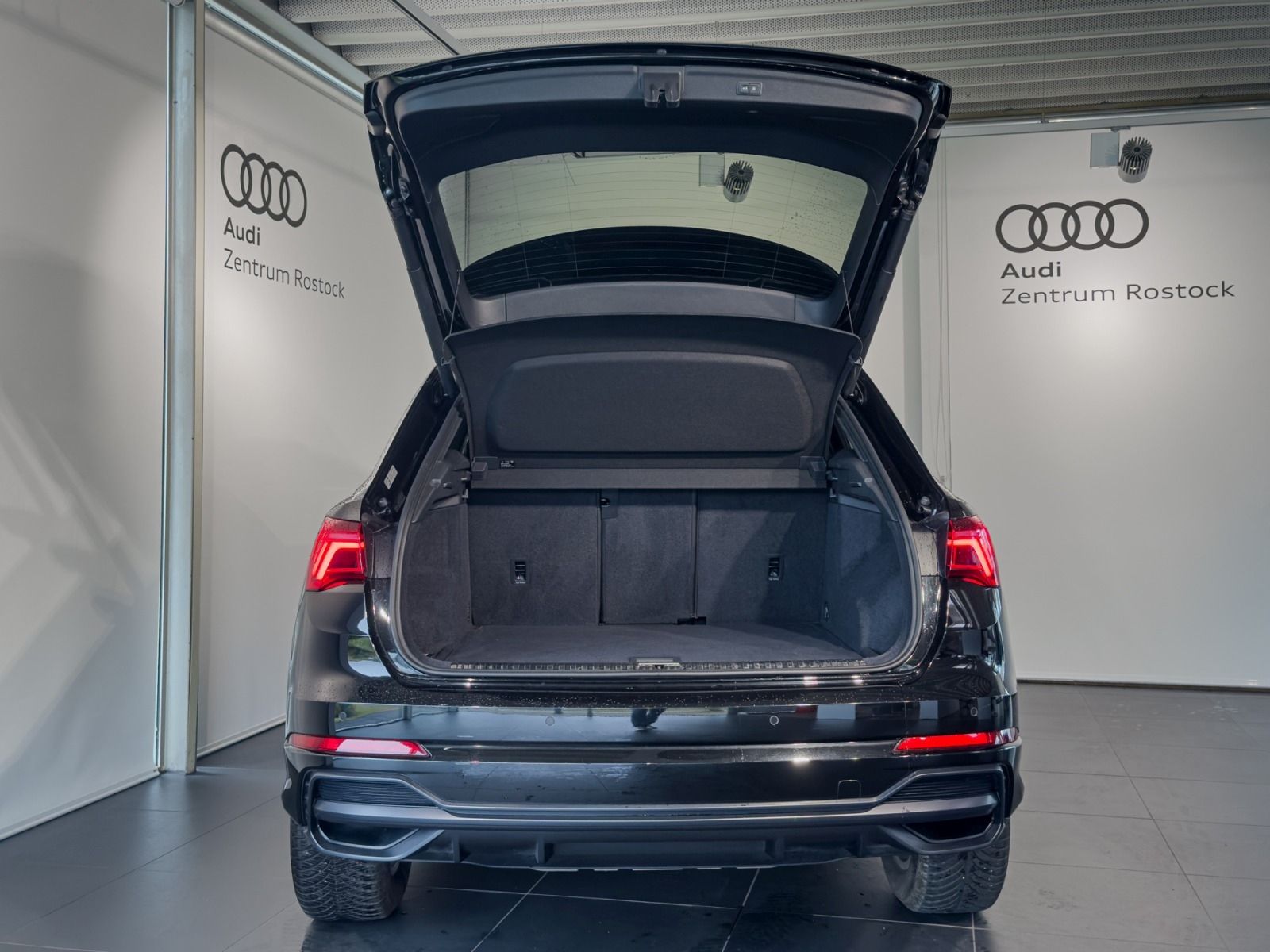 Audi Q3 40 TFSI QUATTRO S-Line - Samsaru's Car Outlet