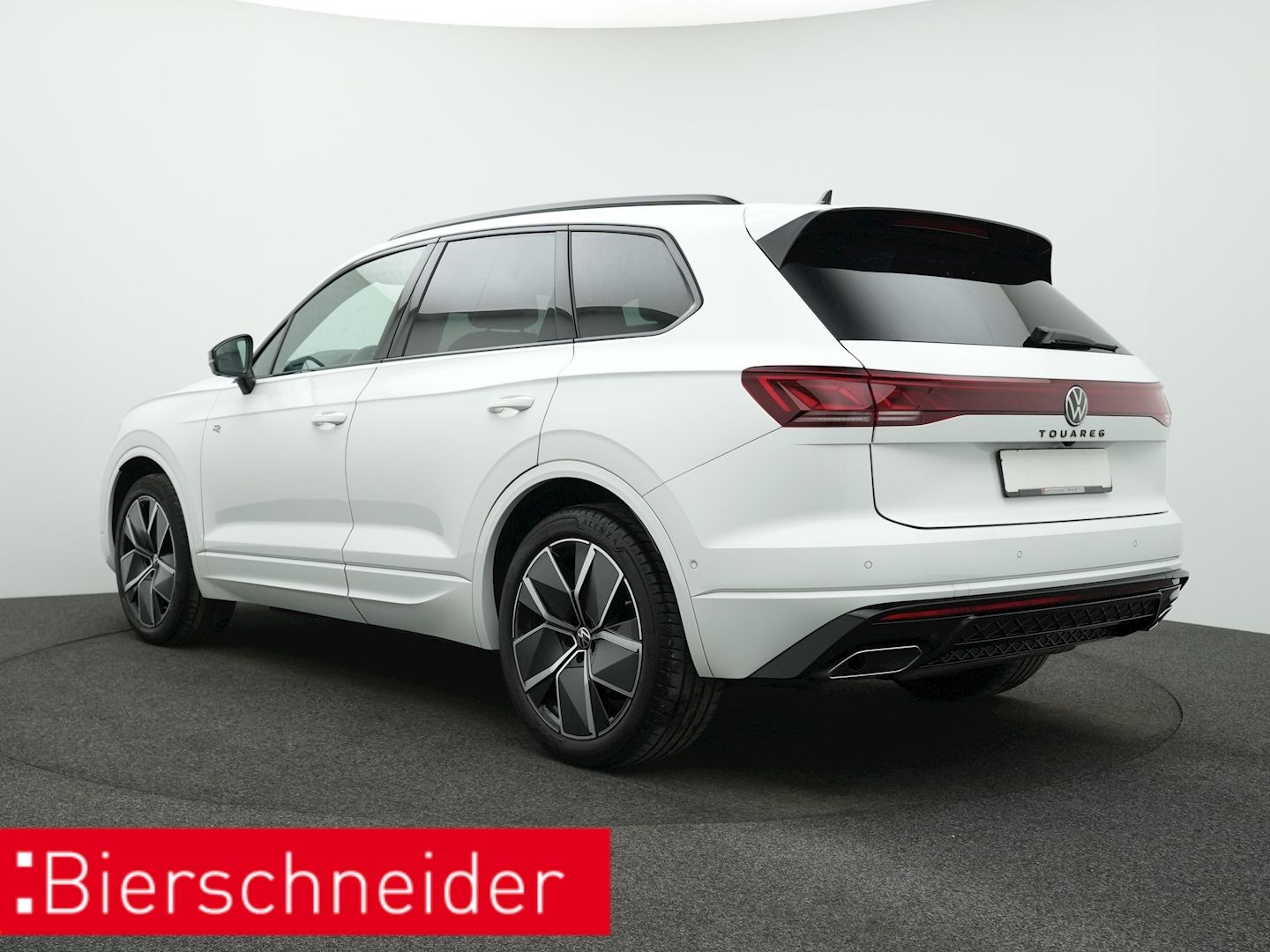 Volkswagen Touareg 3.0 TDI R-line BLACK-STYLE - Samsaru's Car Outlet