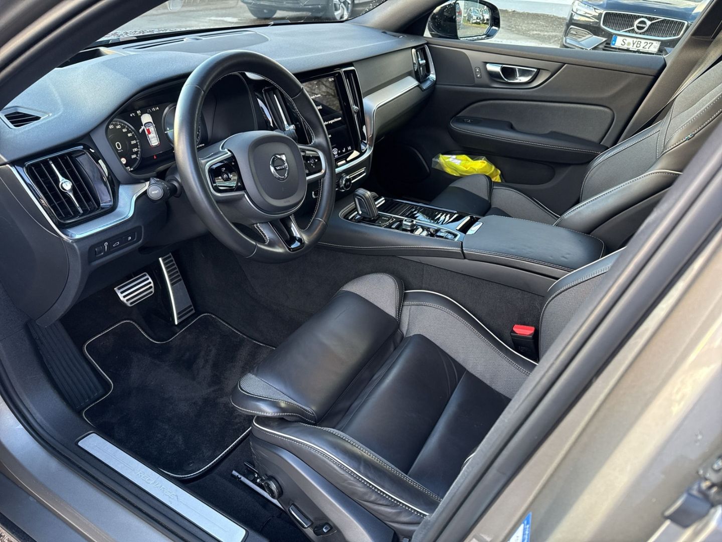 Volvo V60 Recharge T6 R Design Kombi Plug-In Hybrid AW