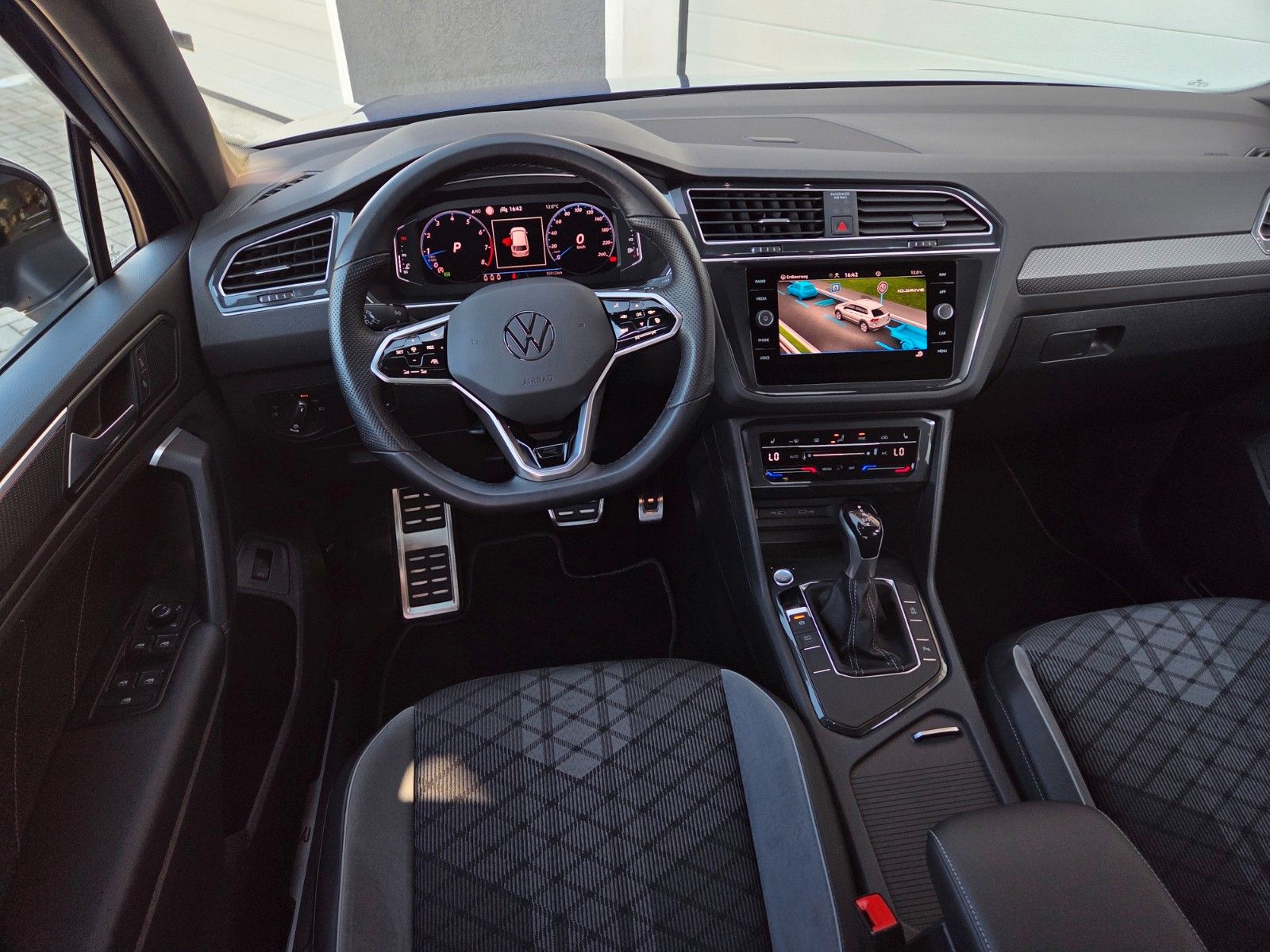 Volkswagen TIGUAN R-LINE Black - Samsaru's Car Outlet
