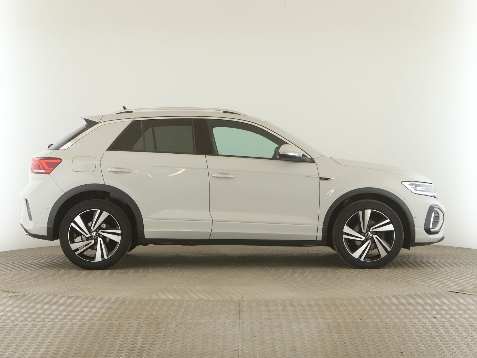 Volkswagen T-Roc 1.5 TSI R-Line - Samsaru's Car Outlet