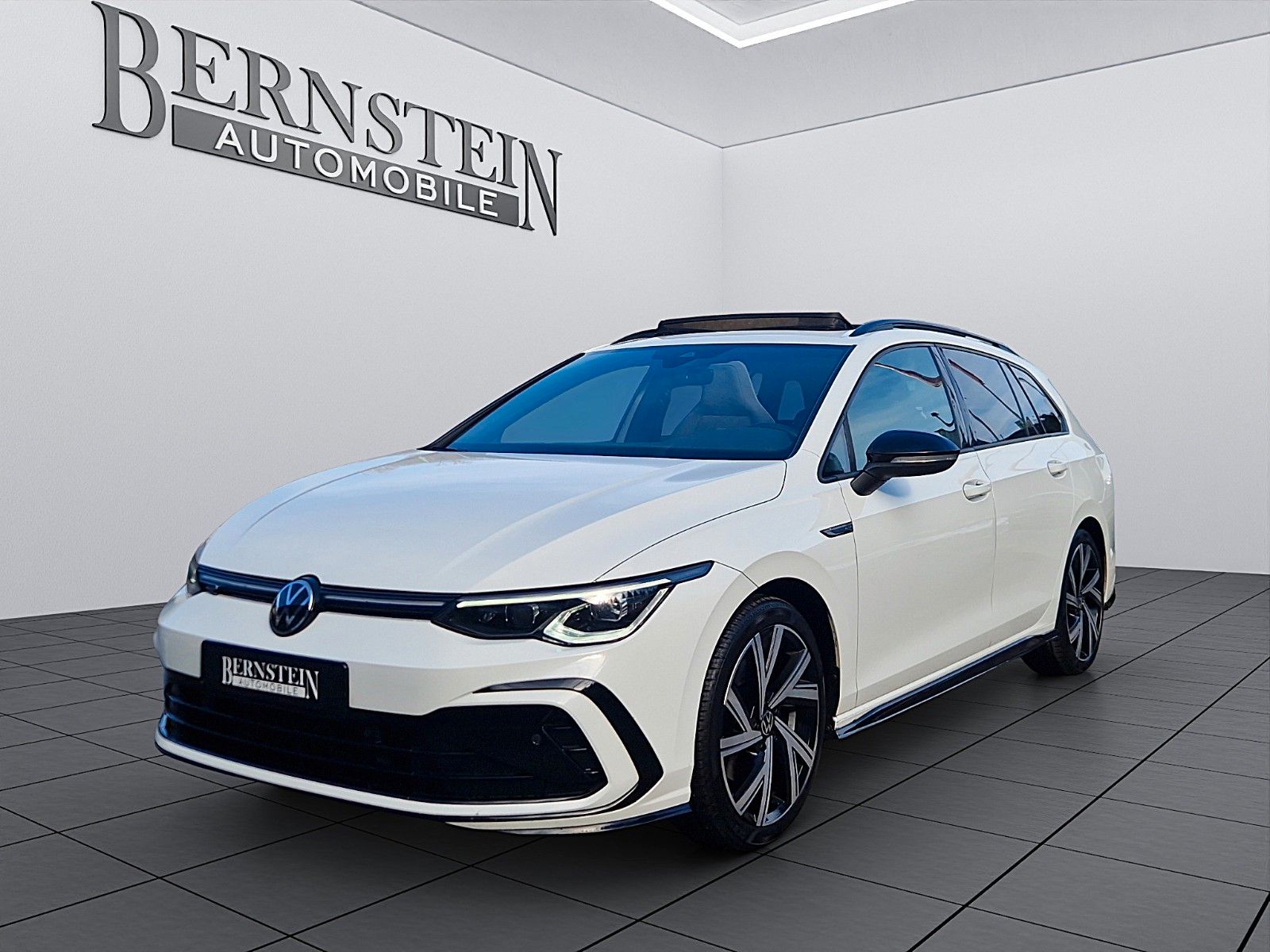 Volkswagen Golf VIII Variant R-Line 4Motion - Samsaru's Car Outlet