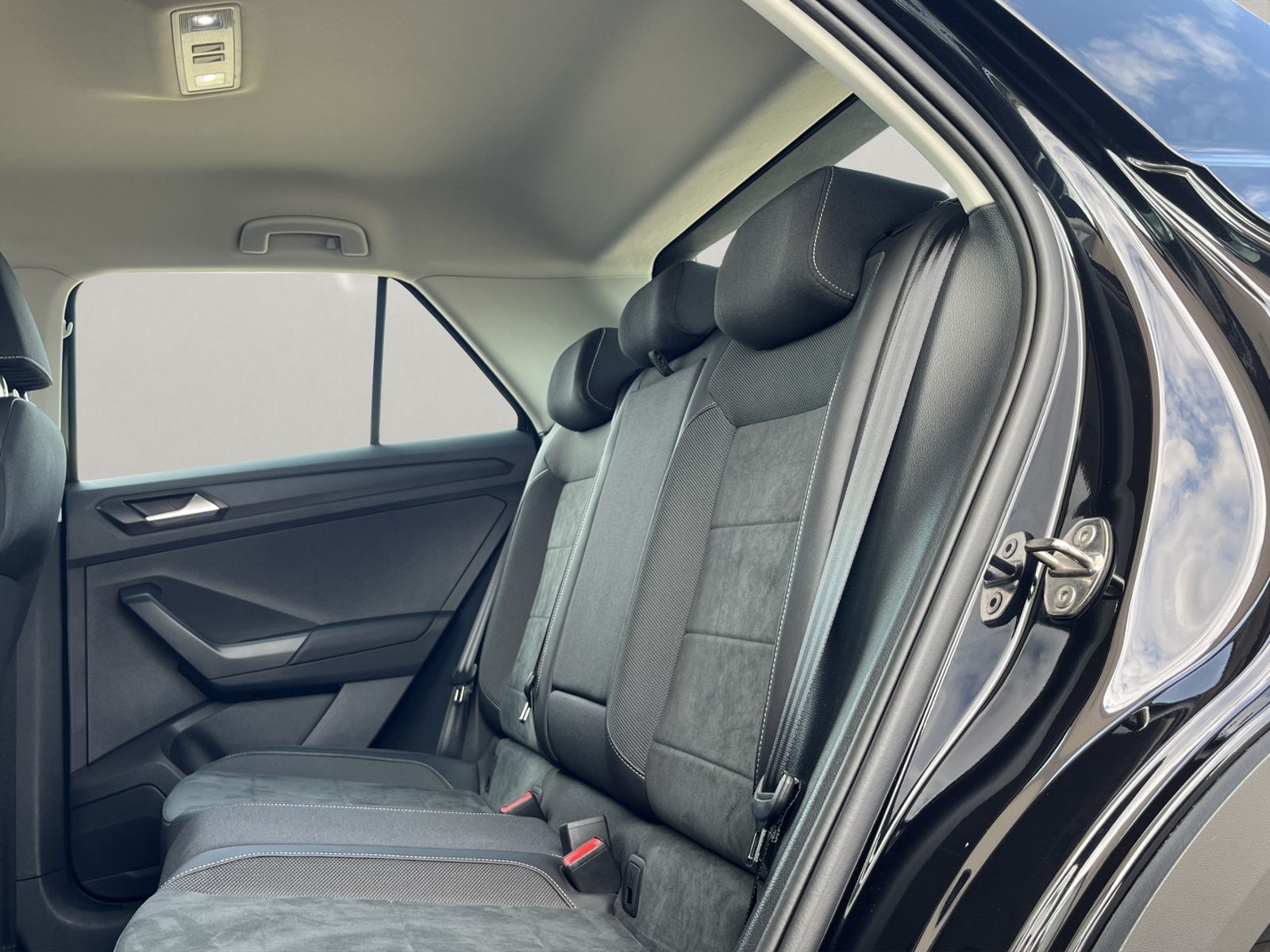 Volkswagen T-Roc 2.0 TDI Style - Samsaru's Car Outlet
