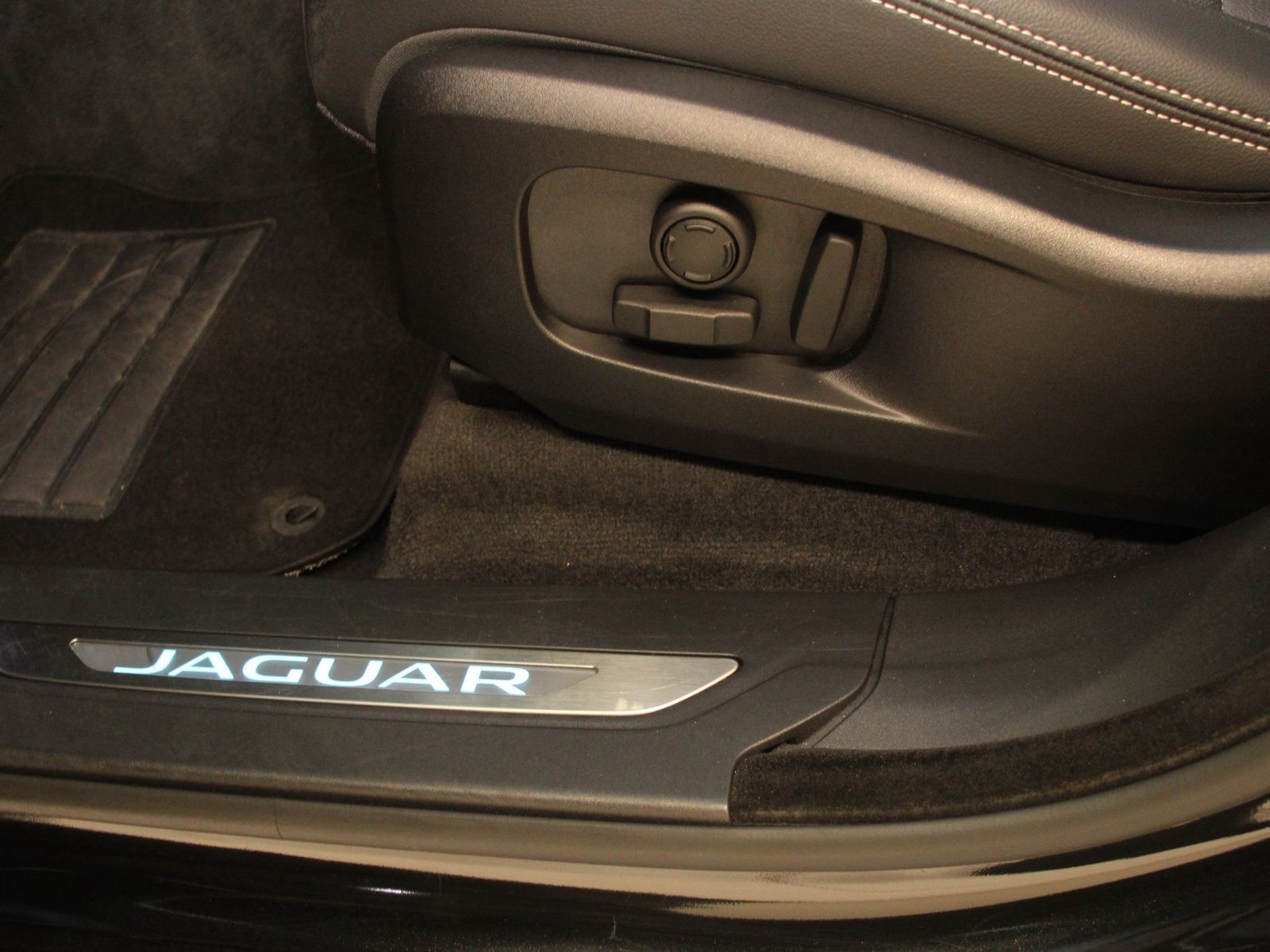 Jaguar F-Pace D300 AWD R-Dynamic SE inkl. Winterkomplet