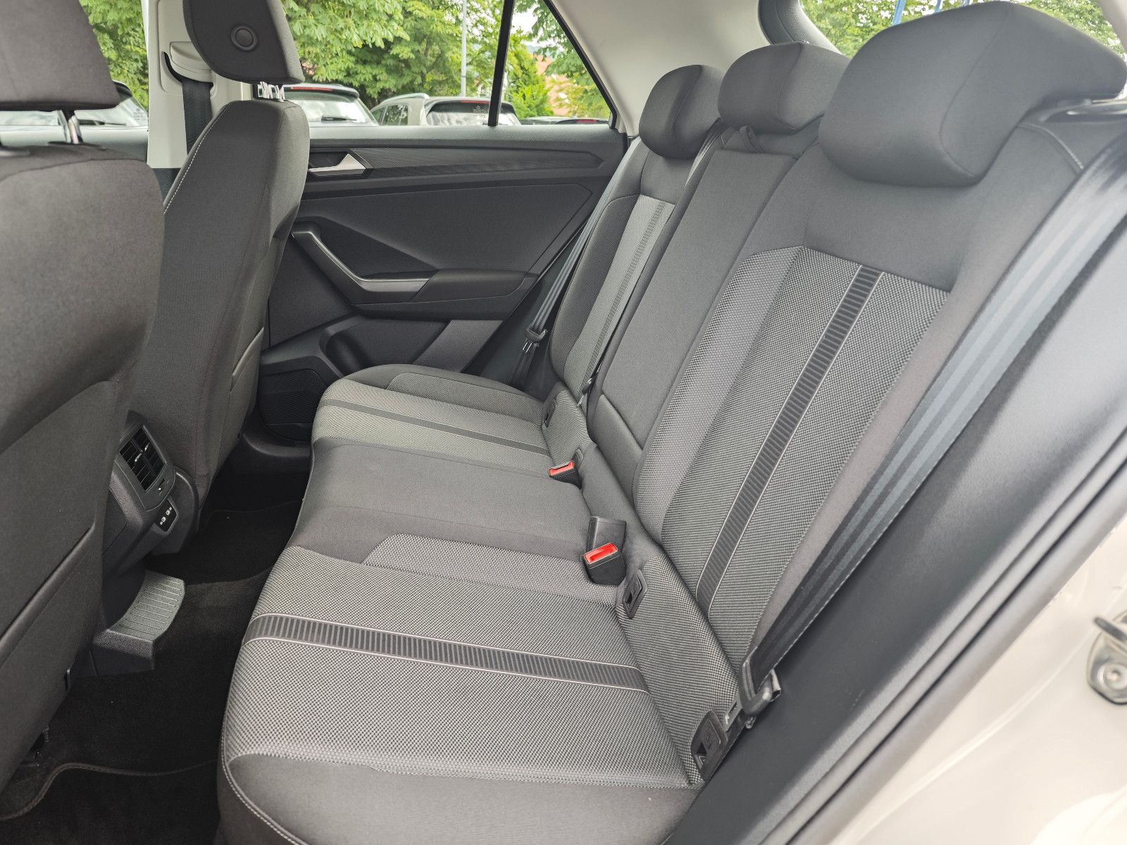 Volkswagen T-Roc Life - Samsaru's Car Outlet