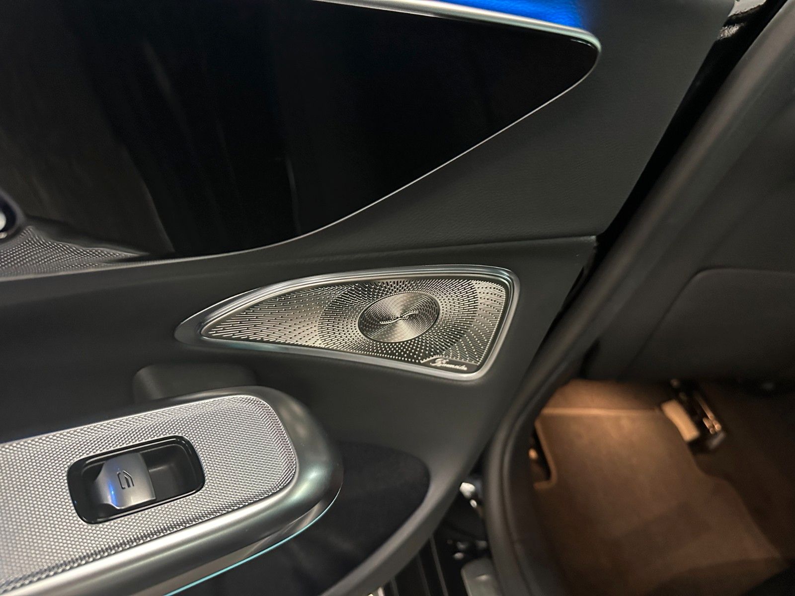 Mercedes-Benz E 300 e Exclusive Premium - Samsaru's Car Outlet