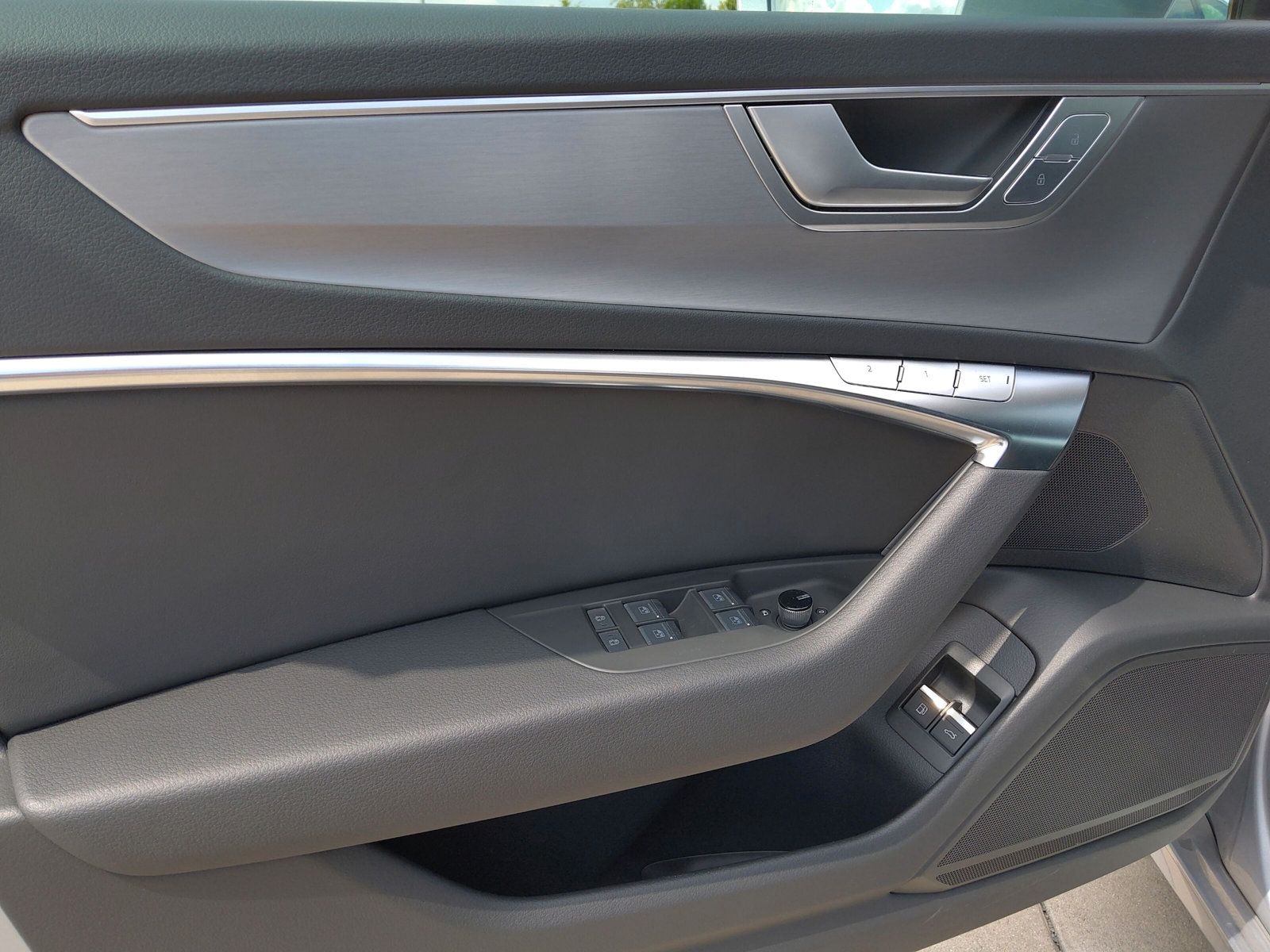 Audi A6 Avant 55 TFSI e S line Black - Samsaru's Car Outlet