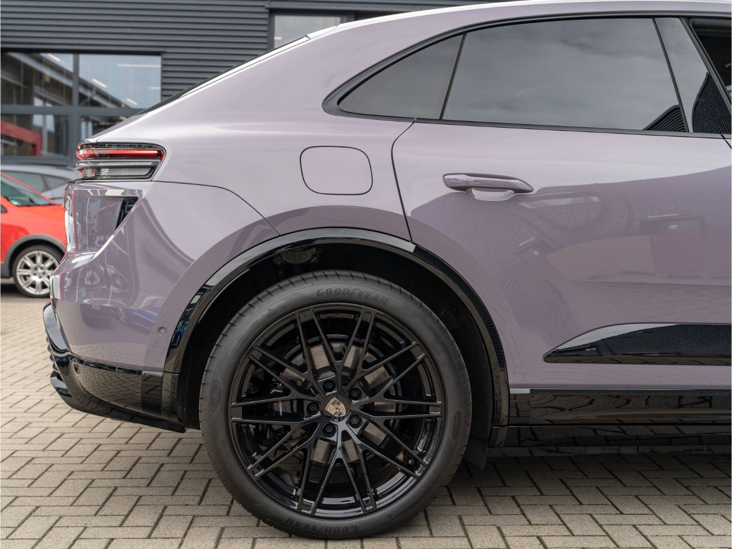 Porsche Macan Electric Turbo Matrix LED Beifahrerdisplay