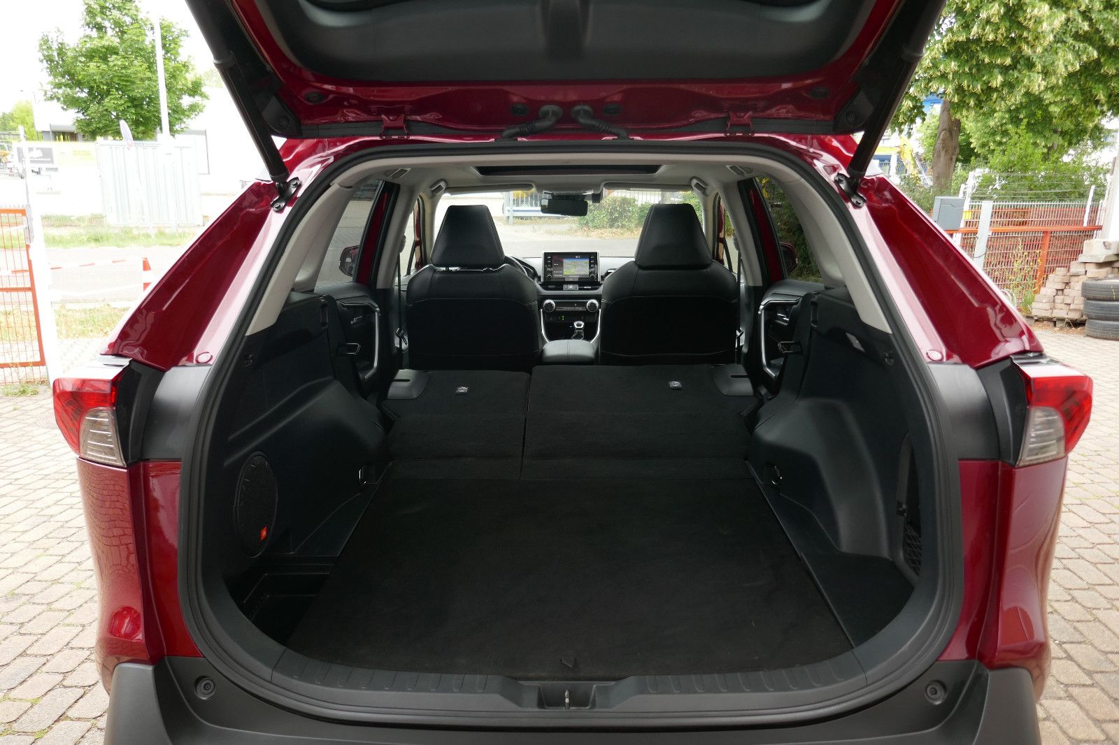 Toyota RAV 4 Hybrid Lounge Allrad - Samsaru's Car Outlet