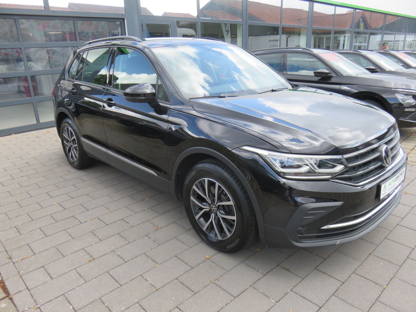 Volkswagen Tiguan 2.0 TDI DSG Life - Samsaru's Car Outlet
