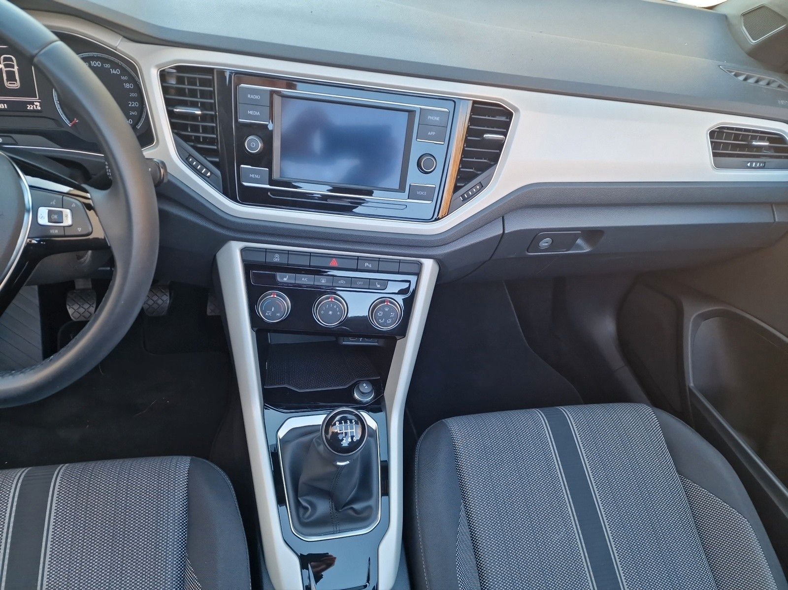 Volkswagen T-Roc Style - Samsaru's Car Outlet