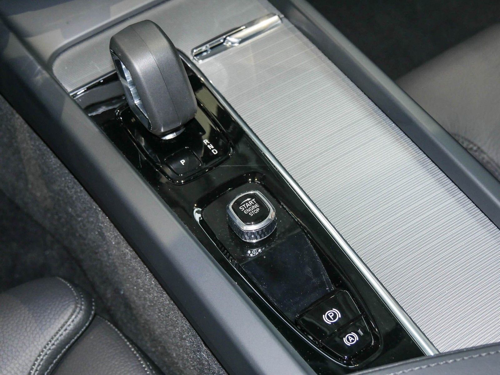 Volvo XC60 T8 Plus Dark Leder*Pano*Harman/Kardon