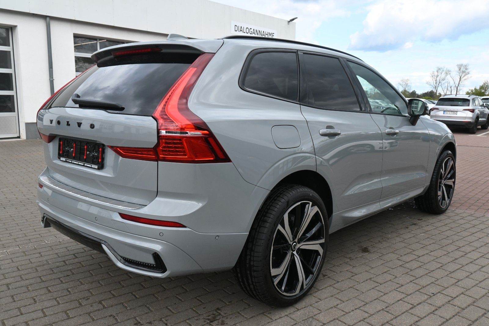 Volvo XC60 B5 Benzin AWD Plus Dark*FSHZG*360°*ACC*AHK