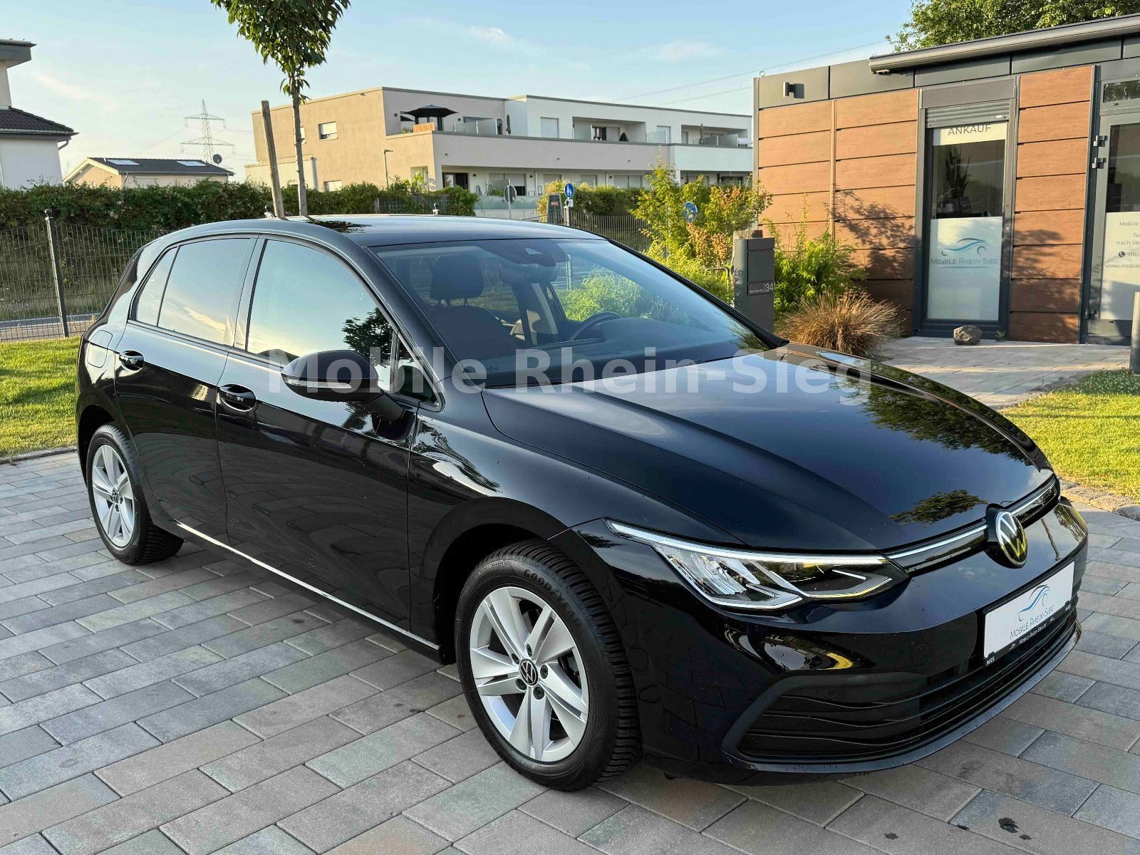 Volkswagen Golf 8 2.0 TDI Life - Samsaru's Car Outlet