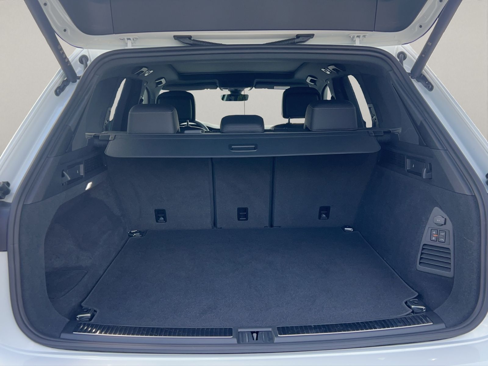Volkswagen Touareg 3.0 l V6 TDI SCR R-Line 4MOTION - Samsaru's Car Outlet