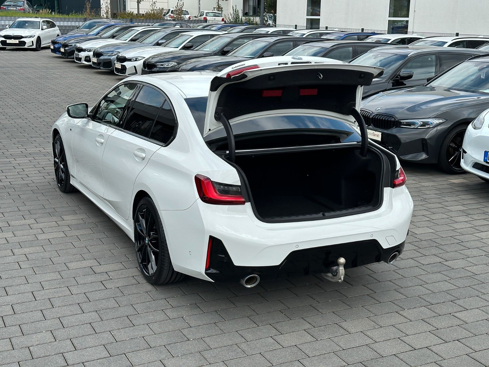 BMW 330 i xD M Sport - Samsaru's Car Outlet