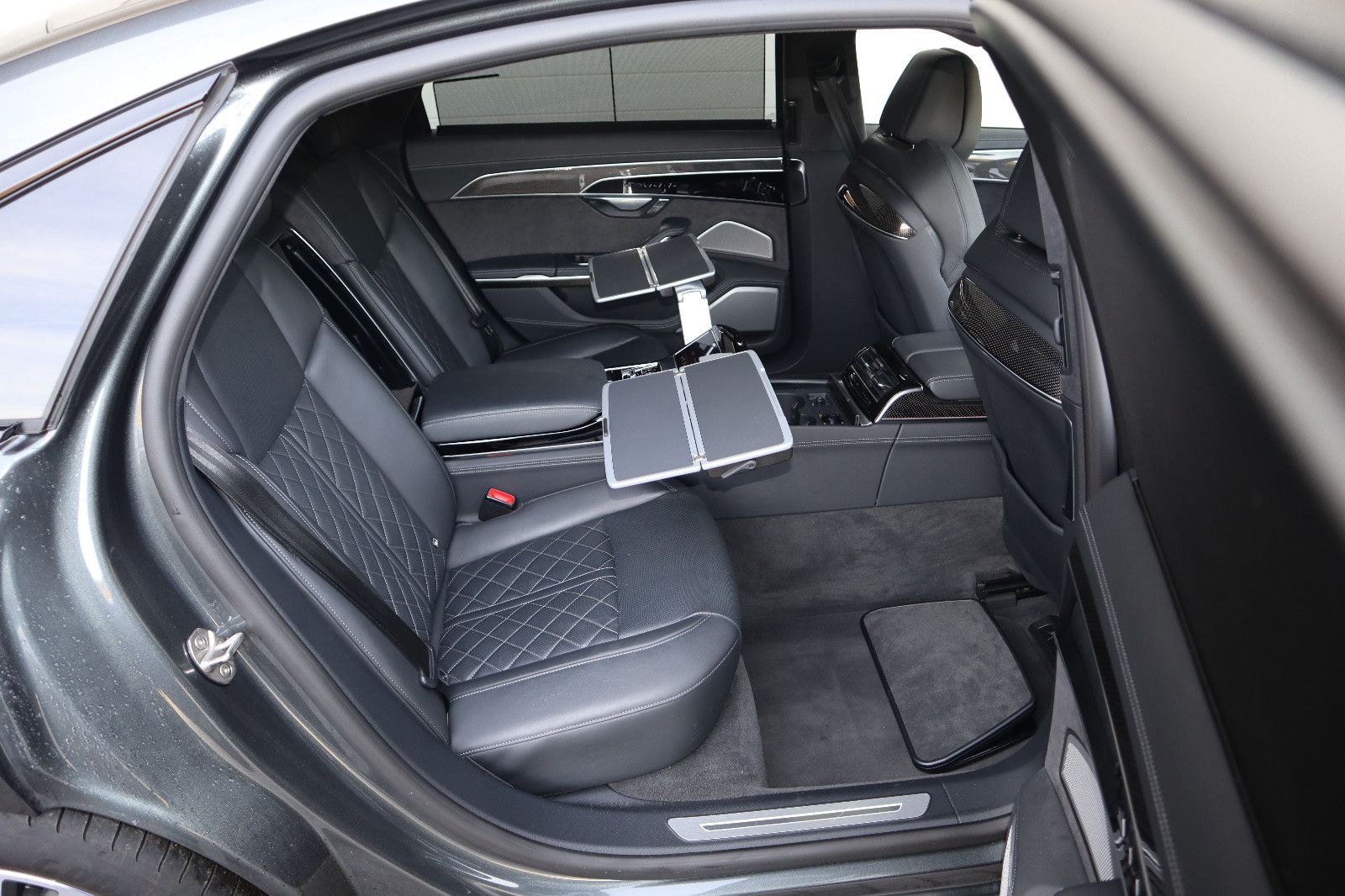 Audi A8L 60 TFSI e lang exclusive S-Line - Samsaru's Car Outlet