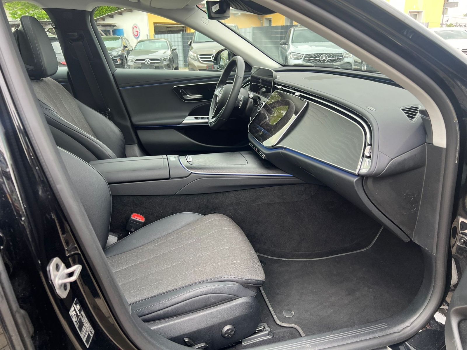 Mercedes-Benz E 200 - Samsaru's Car Outlet