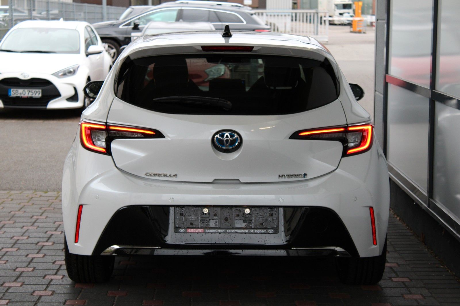 Toyota Corolla 2.0 Hybrid Lounge - Samsaru's Car Outlet