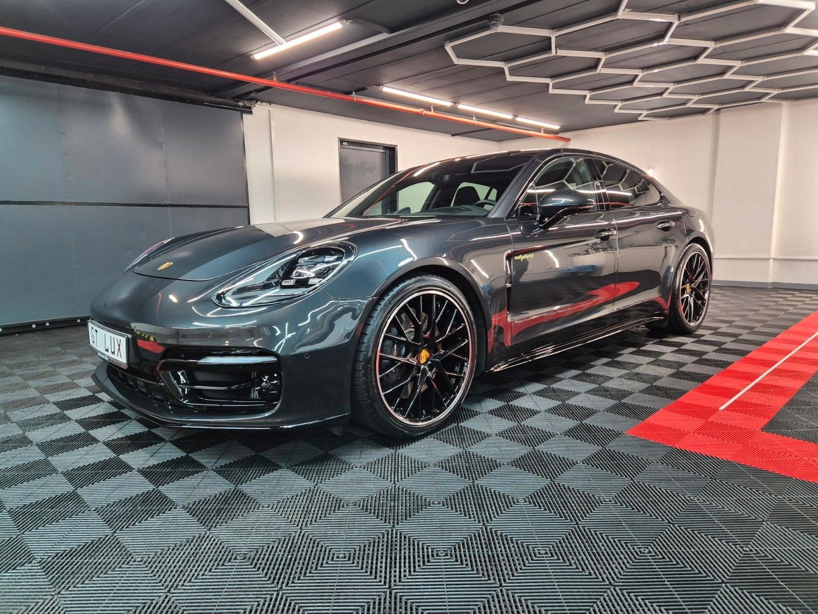 Porsche Panamera 4 E-Hybrid Platinum Edition