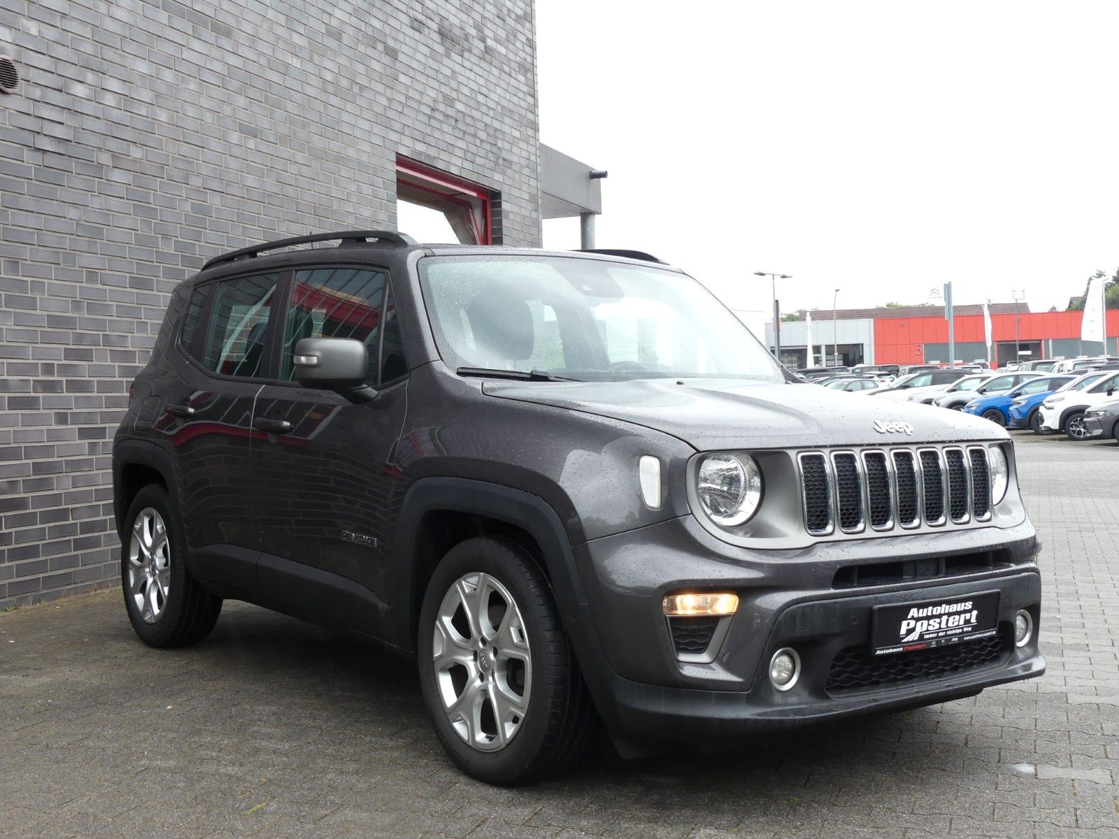 Jeep Renegade Limited FWD - Samsaru's Car Outlet
