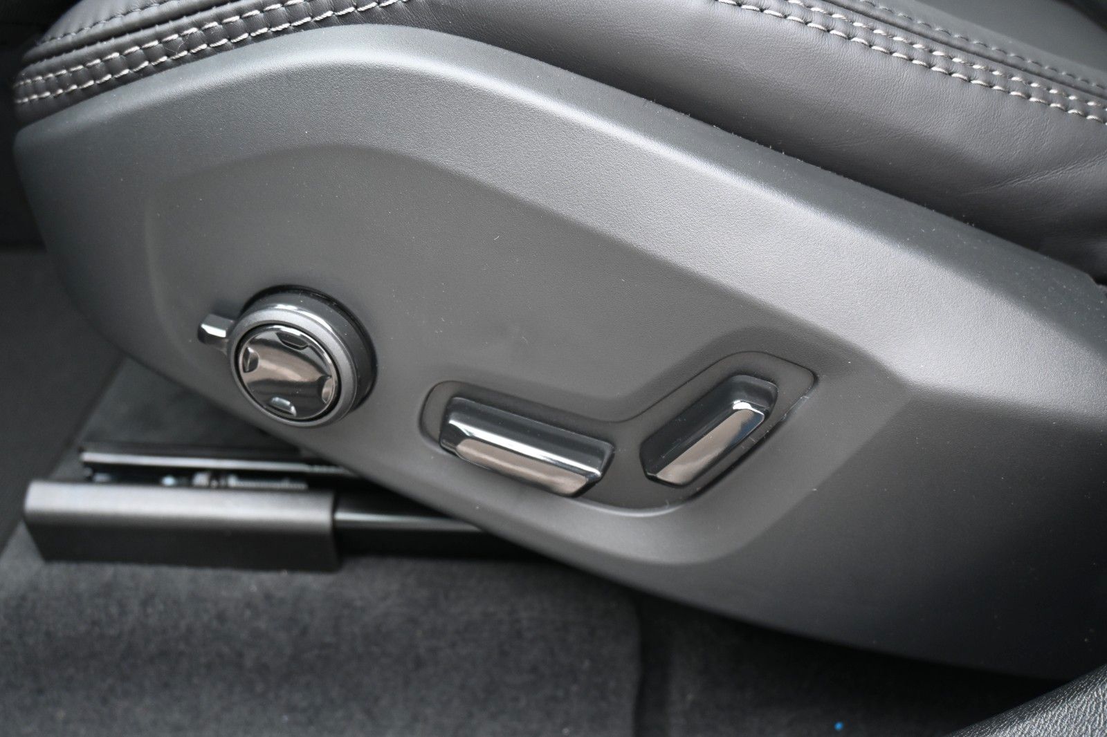 Volvo XC60 T8 RC AWD Ultra Dark*LUFT*360*ACC*AHK