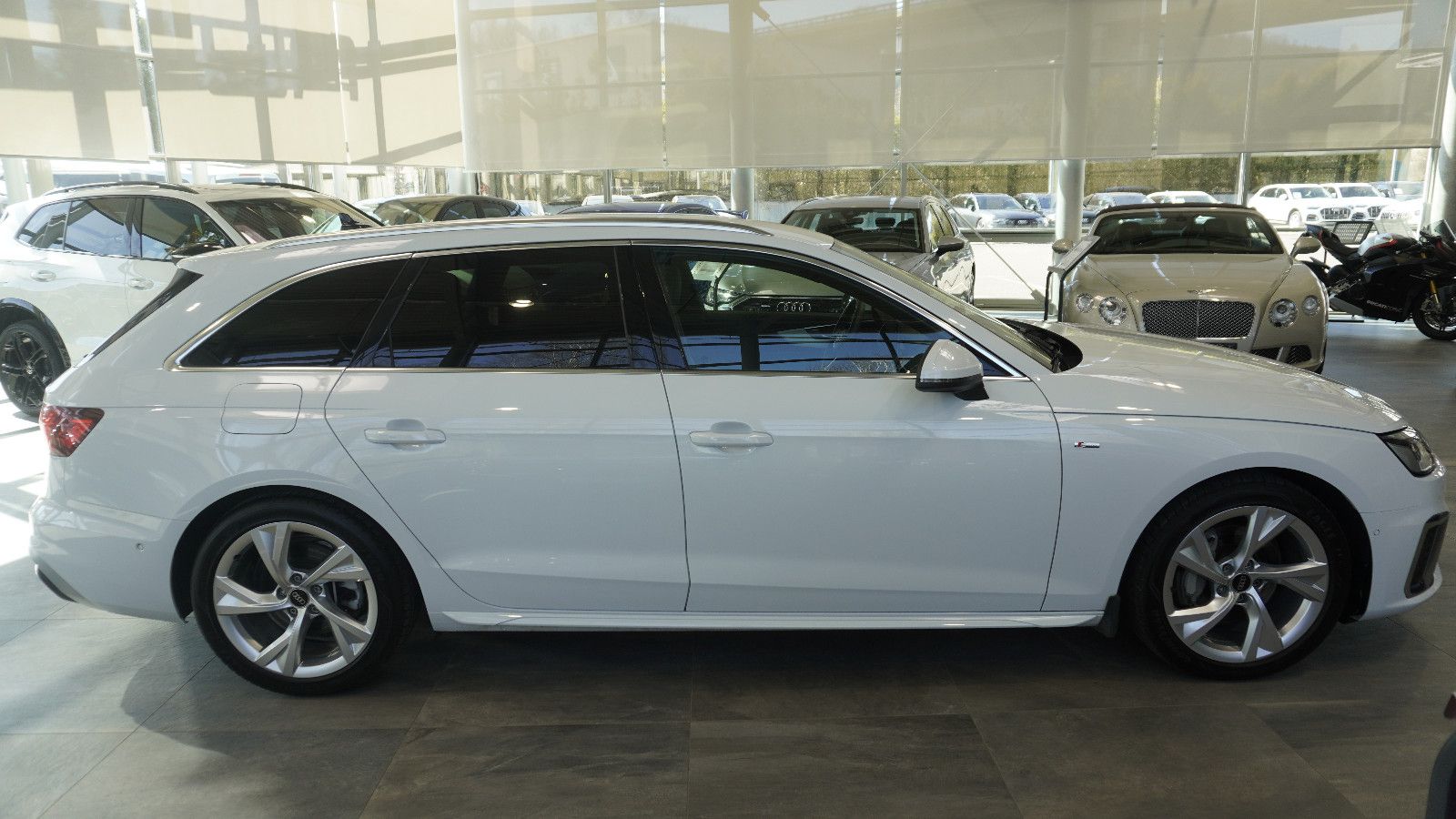 Audi A4 Avant 40 TFSI quatt S line - Samsaru's Car Outlet