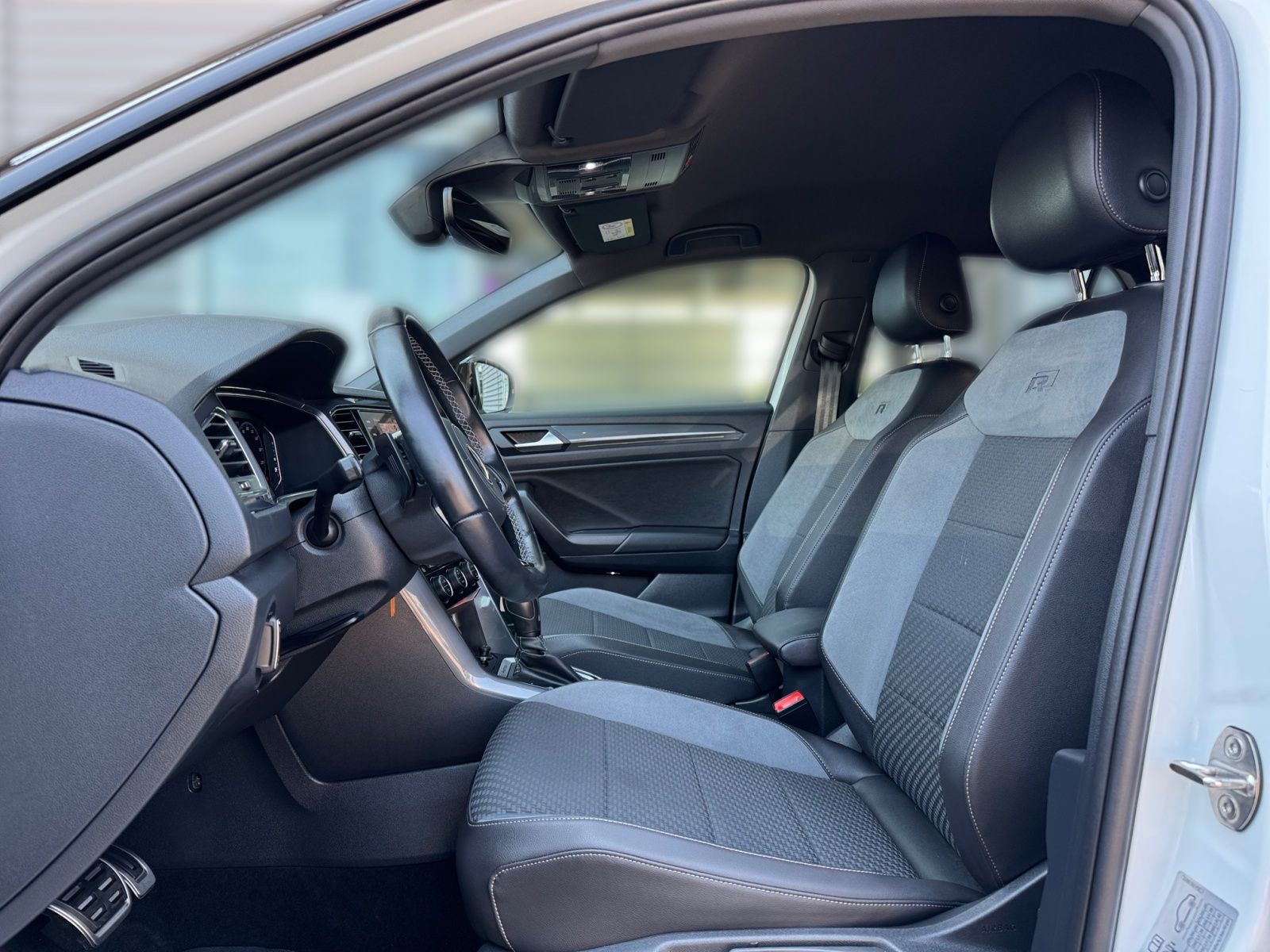 Volkswagen T-Roc 2.0TSI 4M R-LINE - Samsaru's Car Outlet