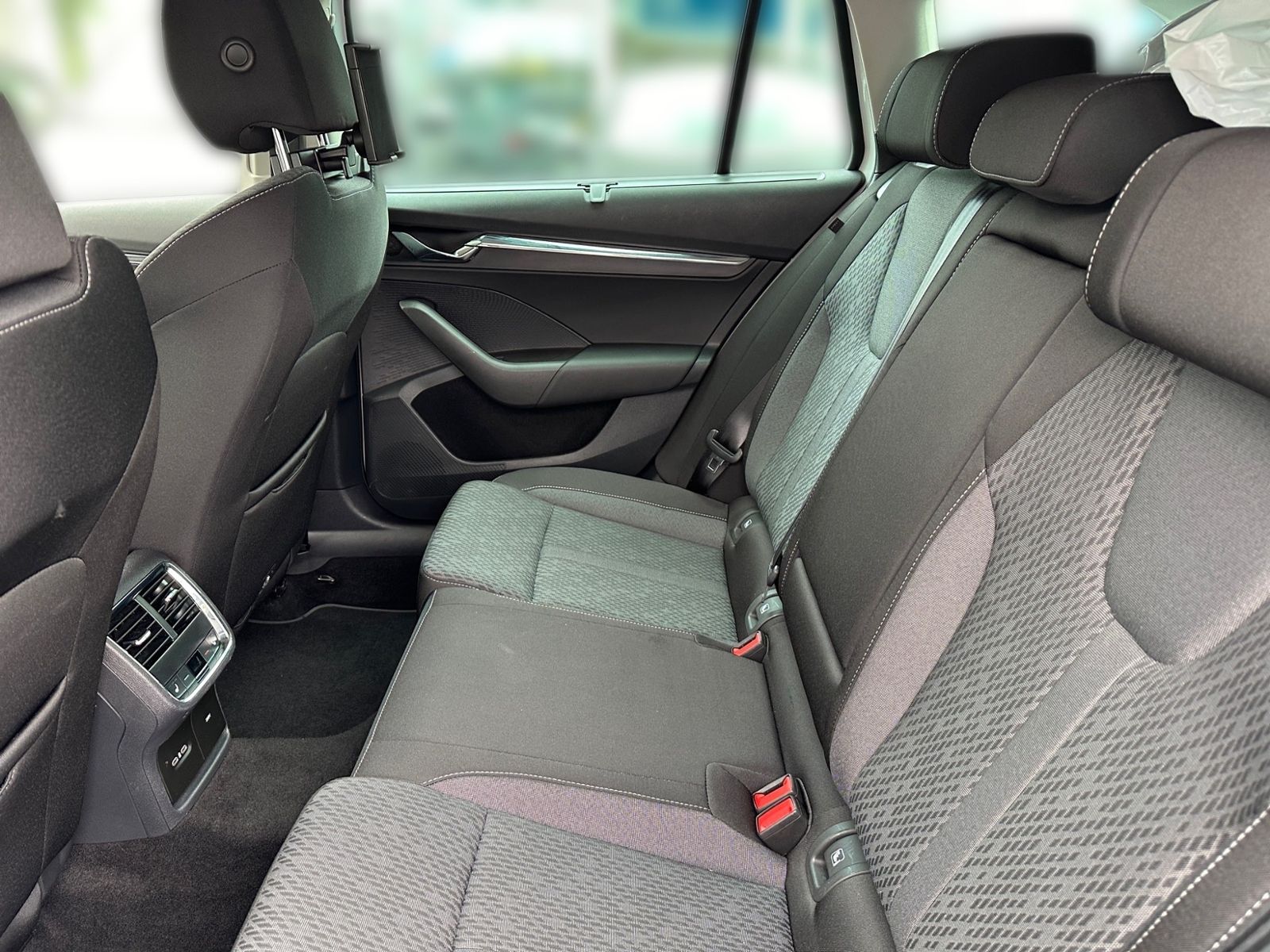 Skoda Octavia Combi 2.0 TDI DSG STYLE - Samsaru's Car Outlet