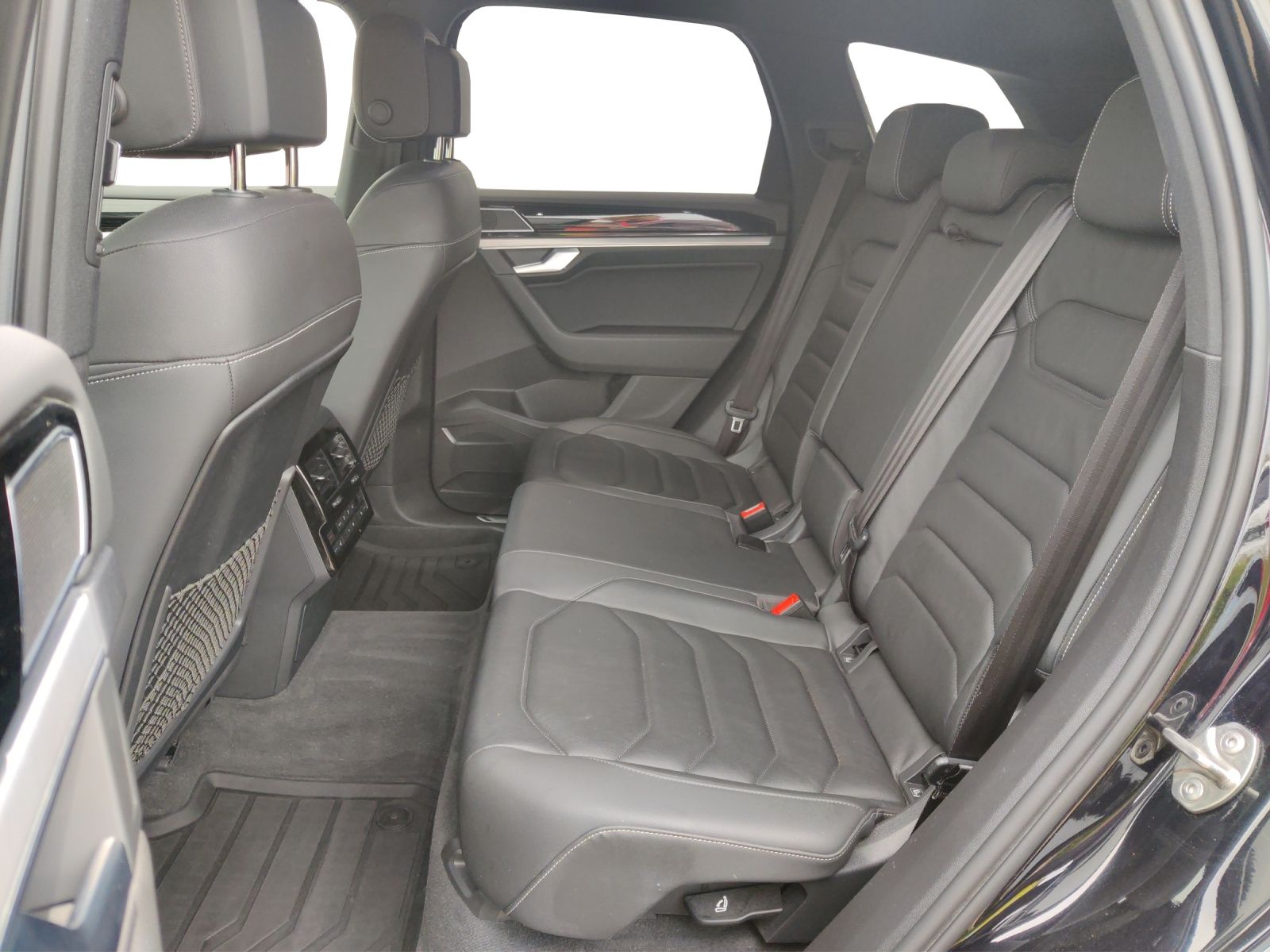Volkswagen Touareg 4.0 V8 TDI Elegance 4M - Samsaru's Car Outlet