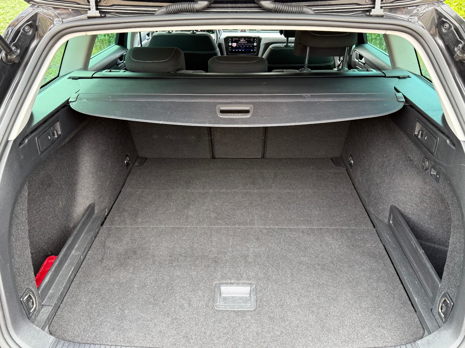Volkswagen Passat Variant Business - Samsaru's Car Outlet