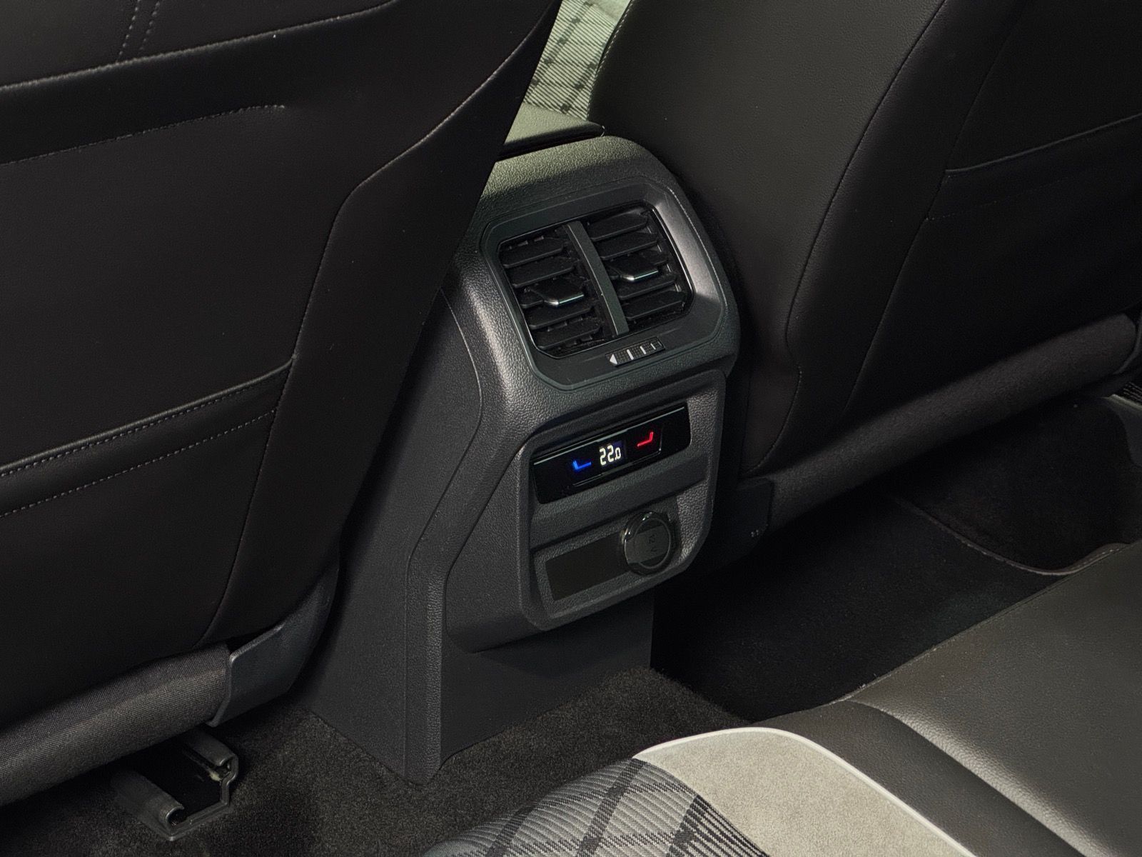 Volkswagen Tiguan R-Line 2.0 TDI DSG - Samsaru's Car Outlet