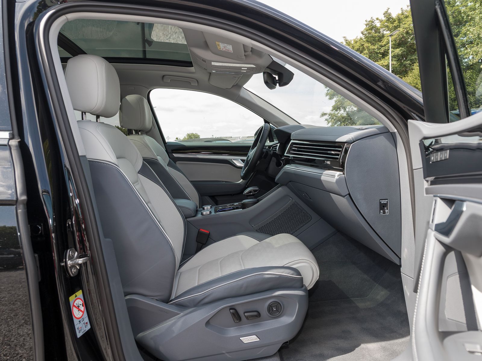 Volkswagen Touareg 3.0 TSI eHybrid 4Motion Elegance - Samsaru's Car Outlet