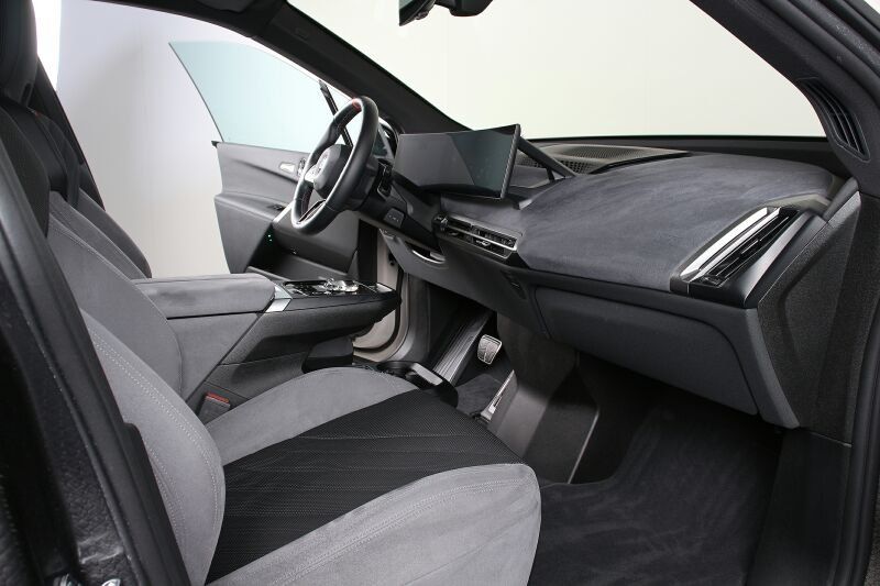 BMW iX M70 xDrive NP 144055.- AHK Pano B&W HuD ACC