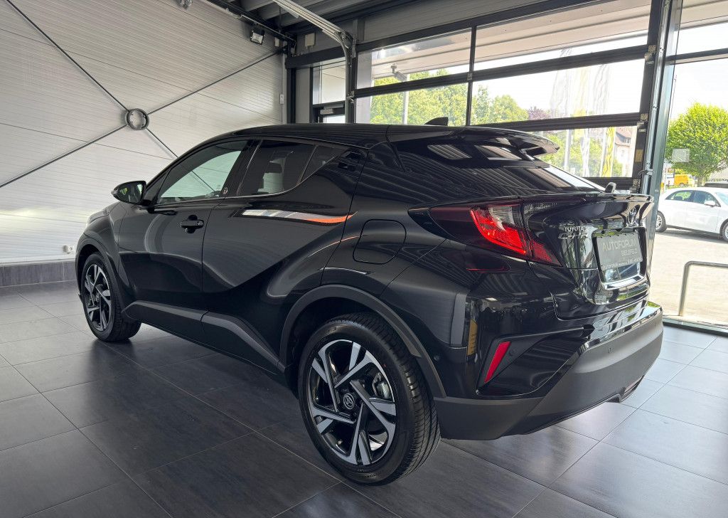 Toyota C-HR 1.8 Hybrid Team - Samsaru's Car Outlet