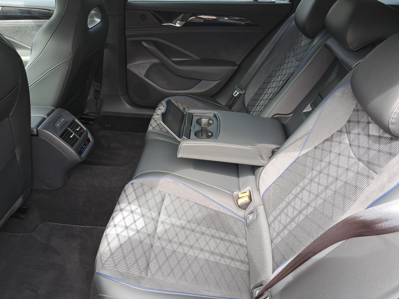 Volkswagen Passat Var. R-Line 1.5 eHybrid DSG AHK PANO 3,99