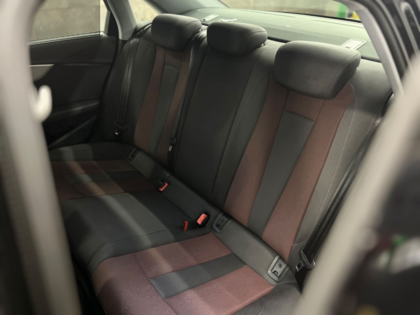 Audi A4 Lim. 40 TFSI advanced - Samsaru's Car Outlet
