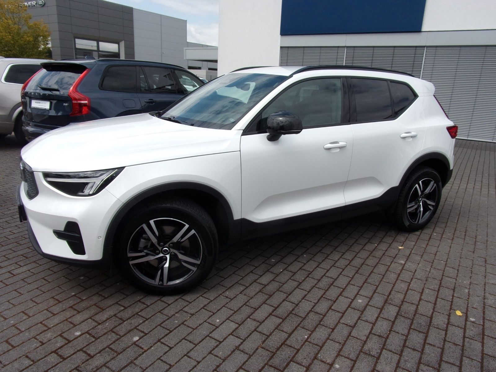 Volvo XC 40 B3 Plus Dark 2WD - Samsaru's Car Outlet