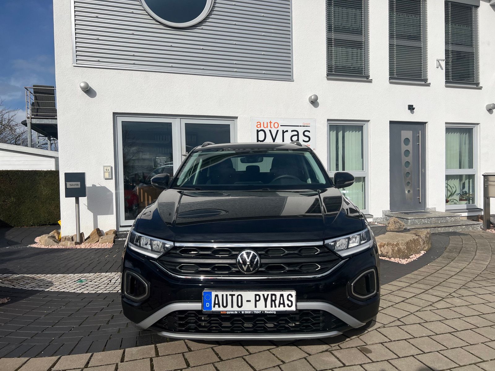 Volkswagen T-Roc Life TSI - Samsaru's Car Outlet