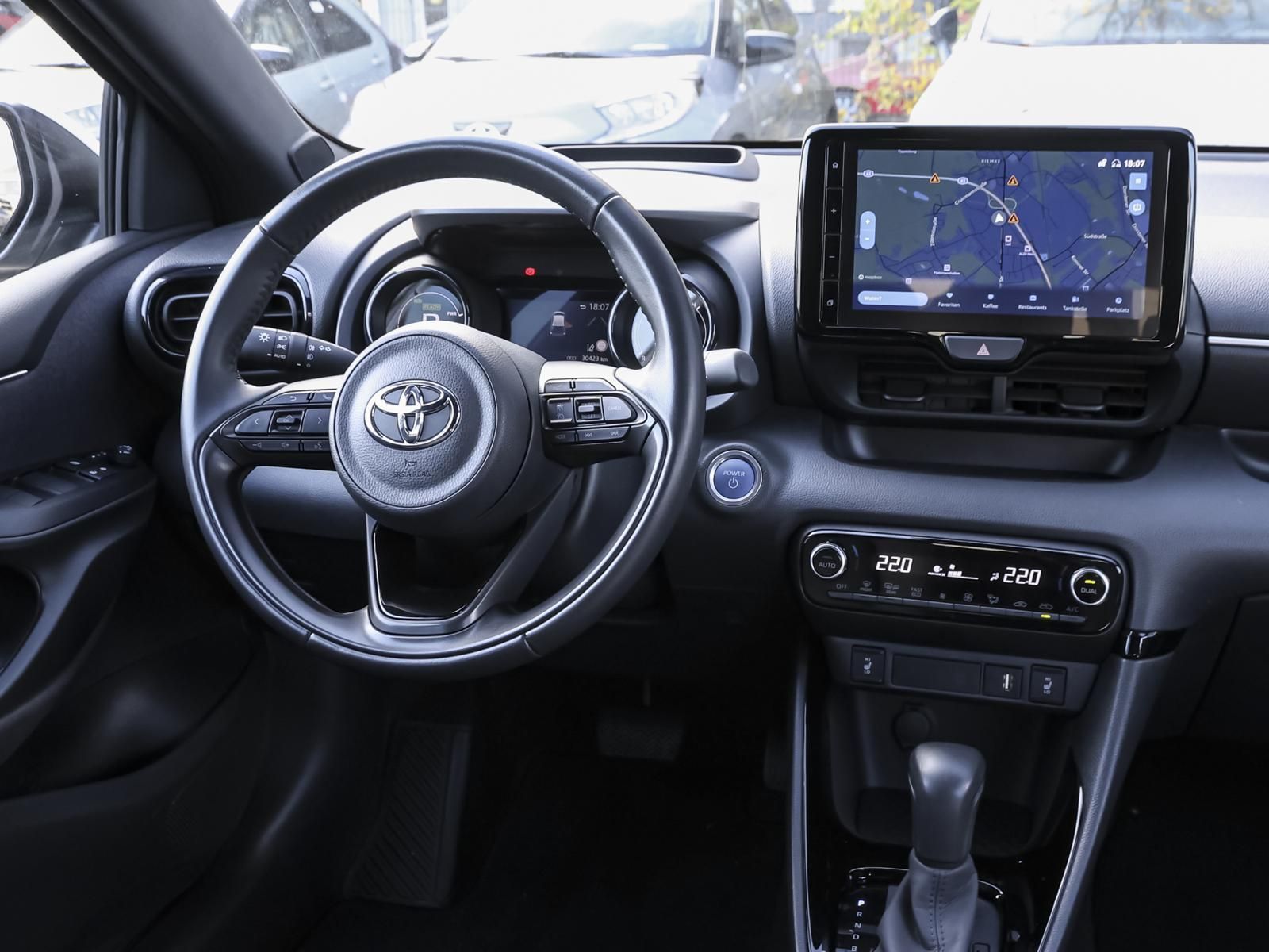 Toyota Yaris 1.5 Hybrid Style NAVI SHZ PDC KLIMA LM