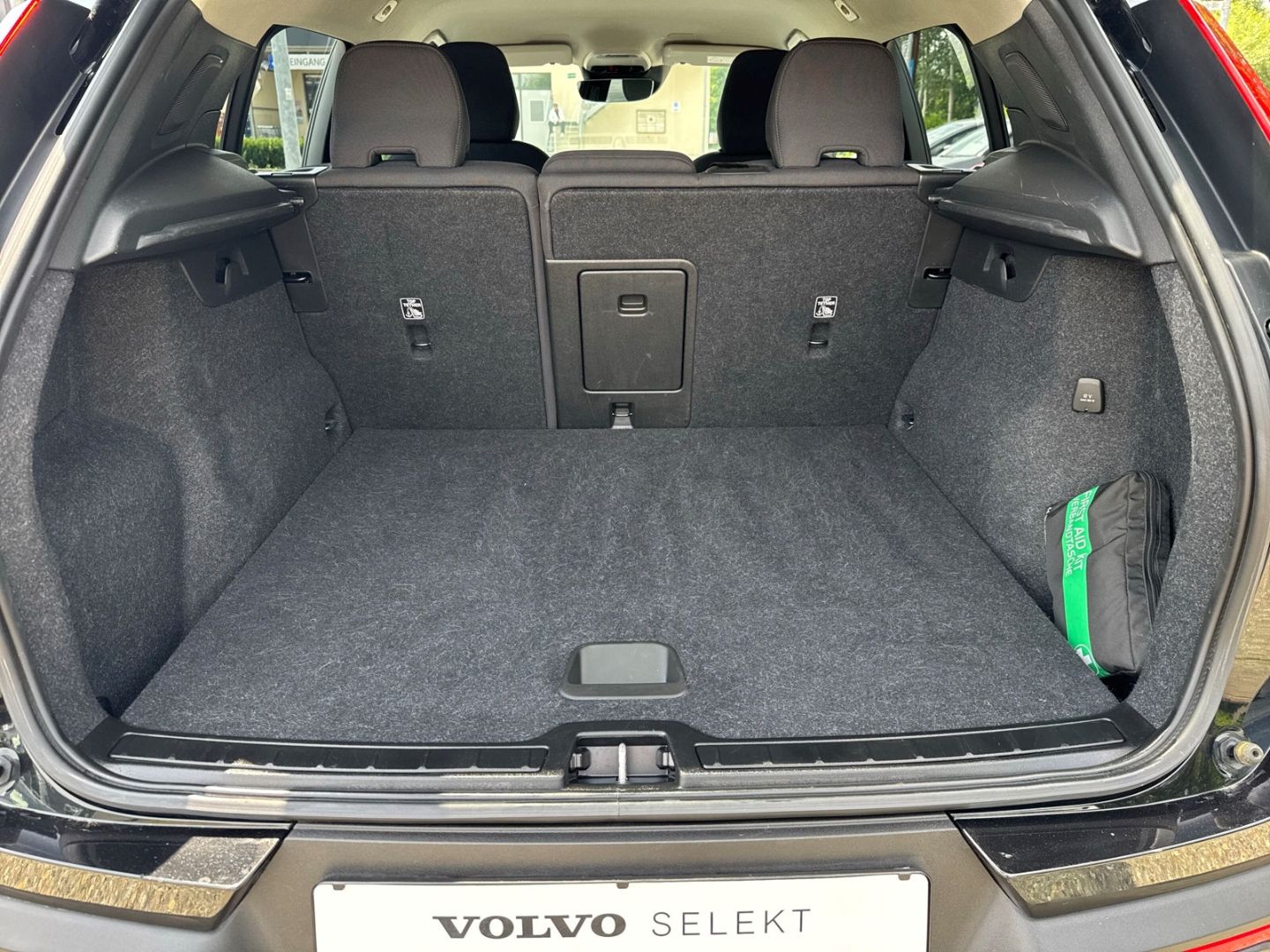 Volvo XC40 Momentum Pro 2WD T3 - Samsaru's Car Outlet