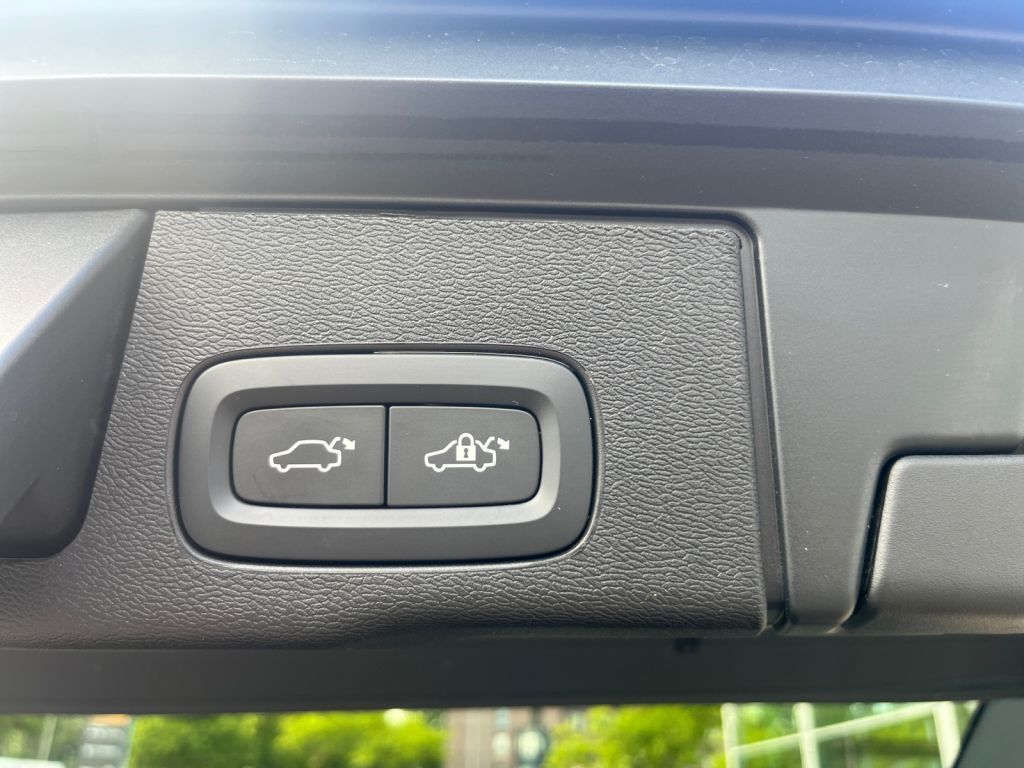 Volvo XC60 T8 AWD Plug-in Hybrid Ultra - Samsaru's Car Outlet