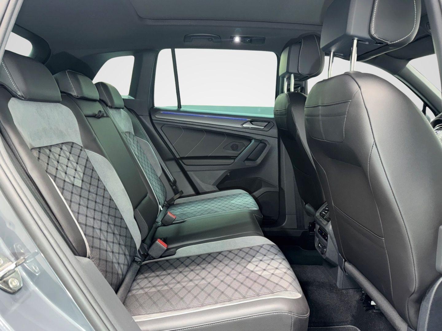 Volkswagen Tiguan 2.0 TDI 4M DSG R LINE PANO AHK MATRIX CAM